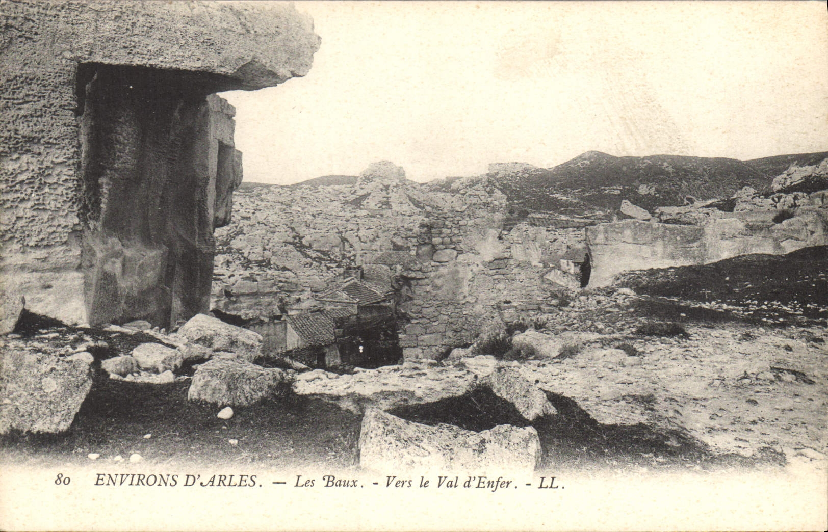 CPA Environs d'Arles Les Baux Vers le Val d'Enfer 