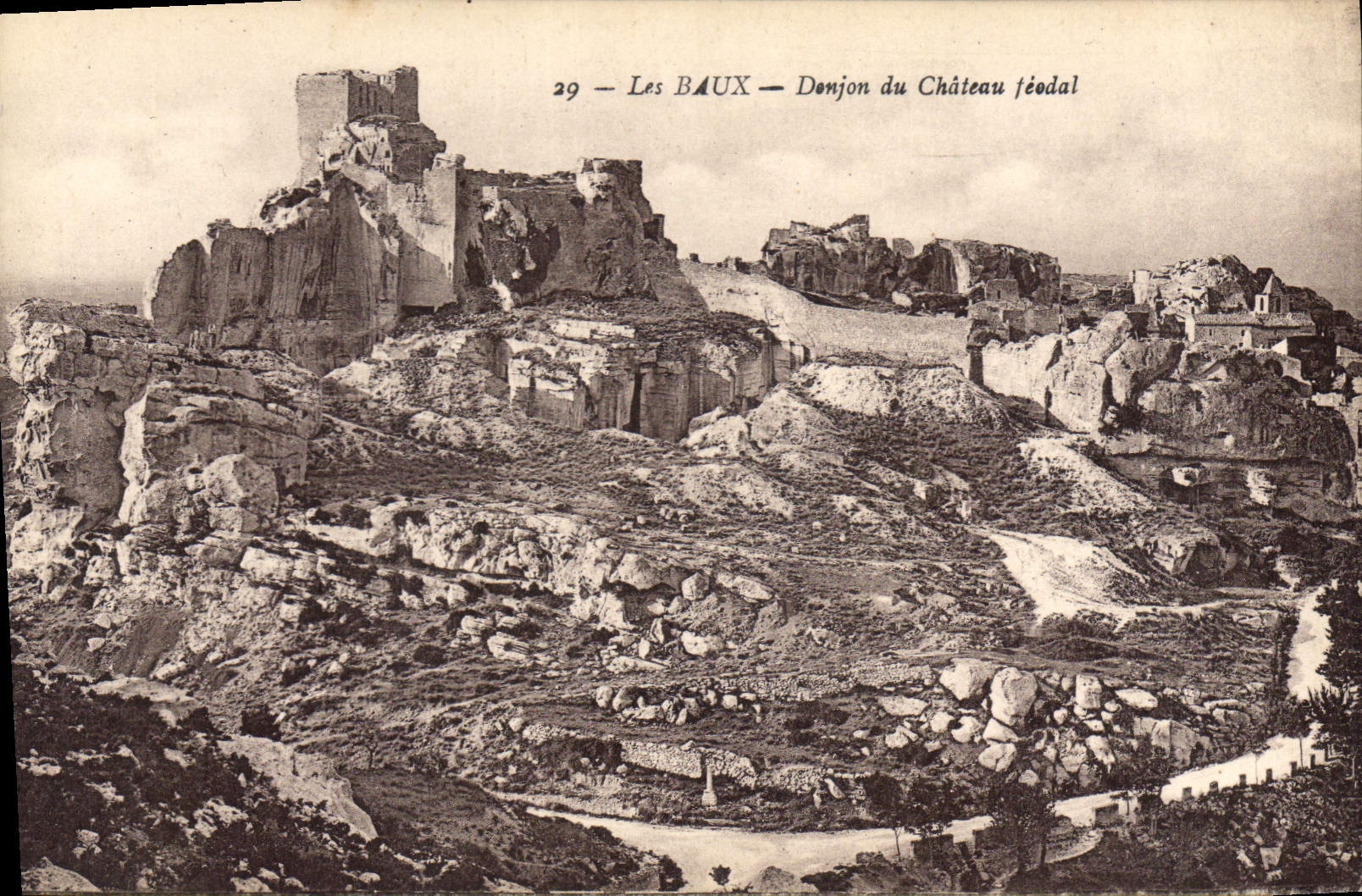 CPA Les Baux Donjon du Chateau feodal 
