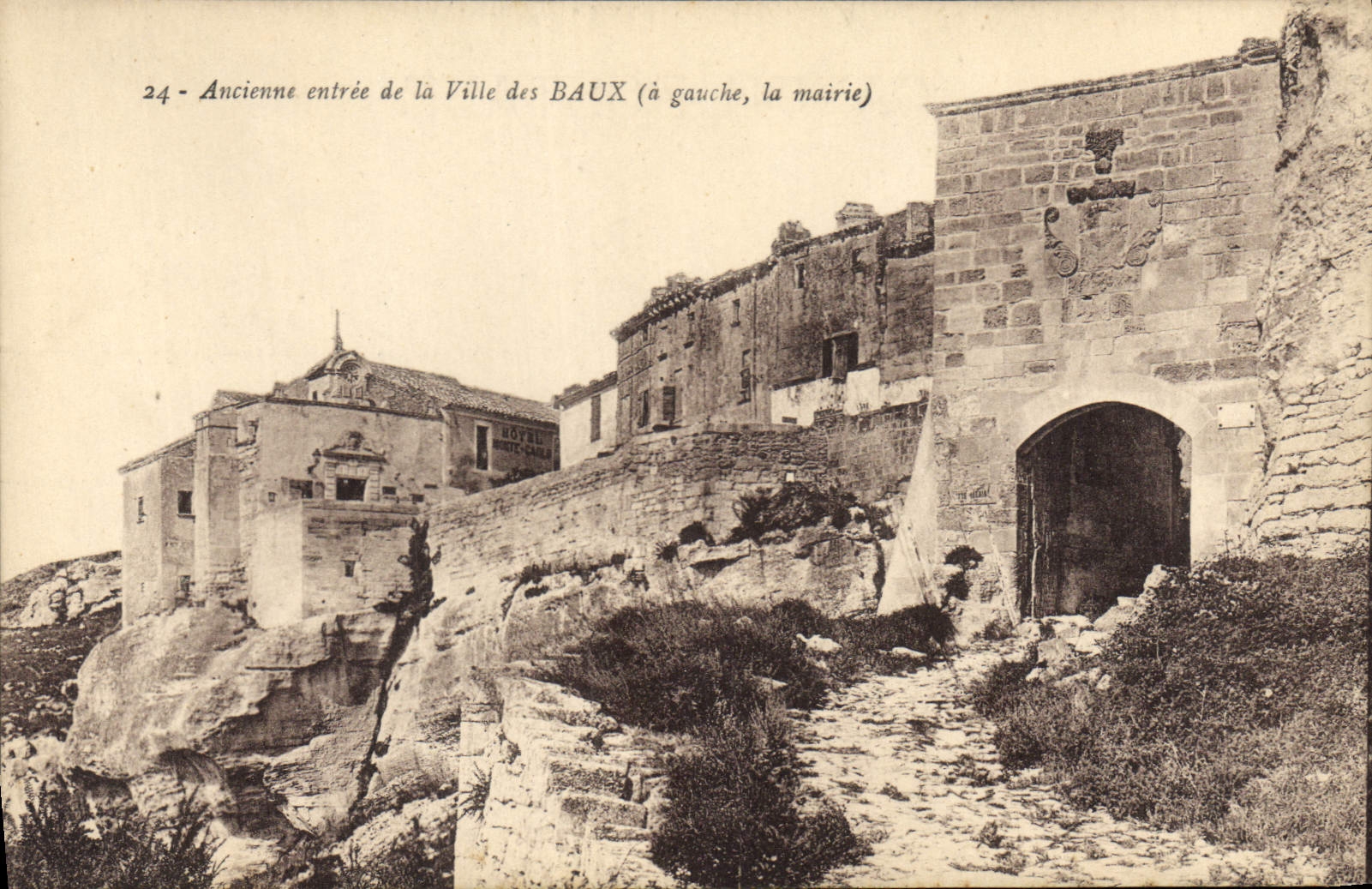 CPA Ancienne entree de la Ville des Baux