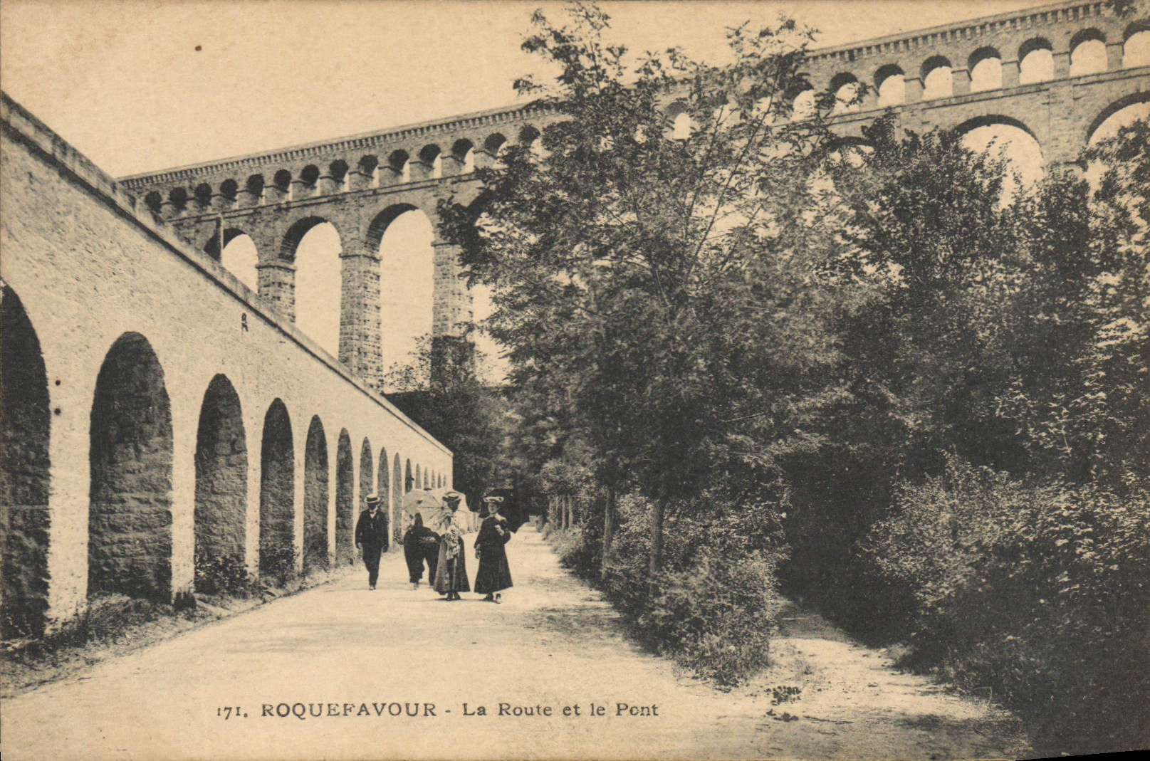 CPA Roquefavour la route et le pont 