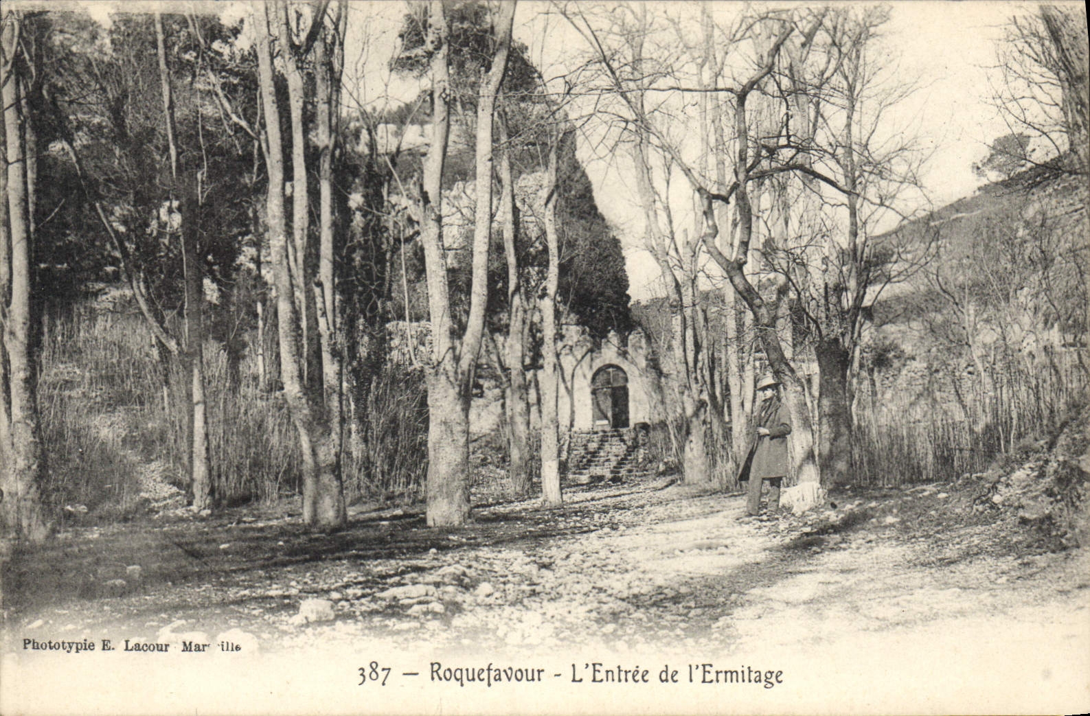 CPA Roquefavour L'Entree de l'Ermitage 