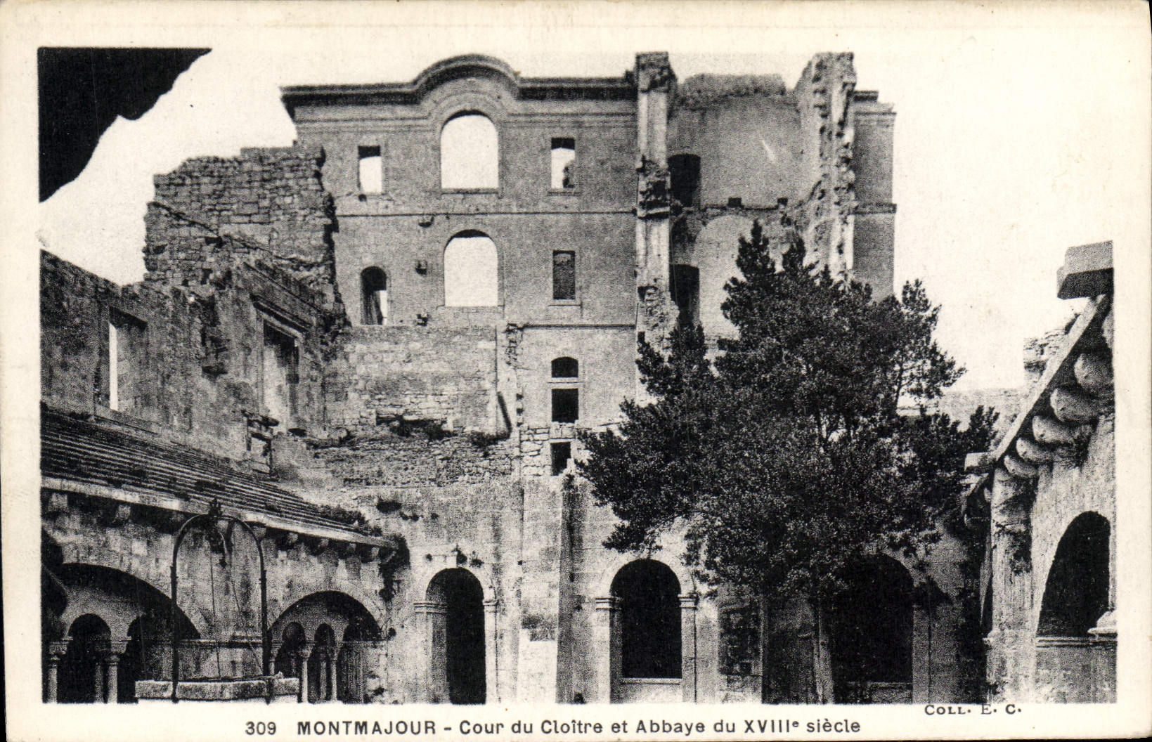 CPA Montmajour Cour du Cloitre et Abbaye du XVIII siecle 