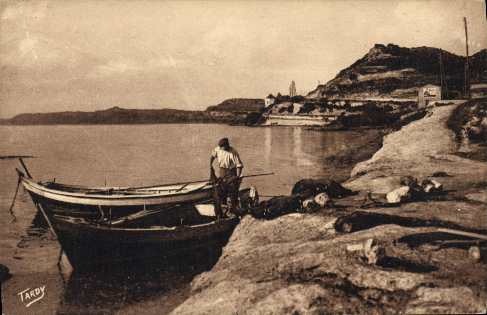 CPA Sites de Provence Littoral de Marseille Bords de l'Etang de Berre Au fond la Route de St Chamas