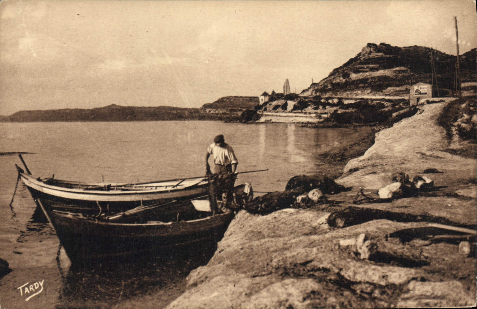 CPA Sites de Provence Littoral de Marseille Bords de l'Etang de Berre Au fond la Route de St Chamas