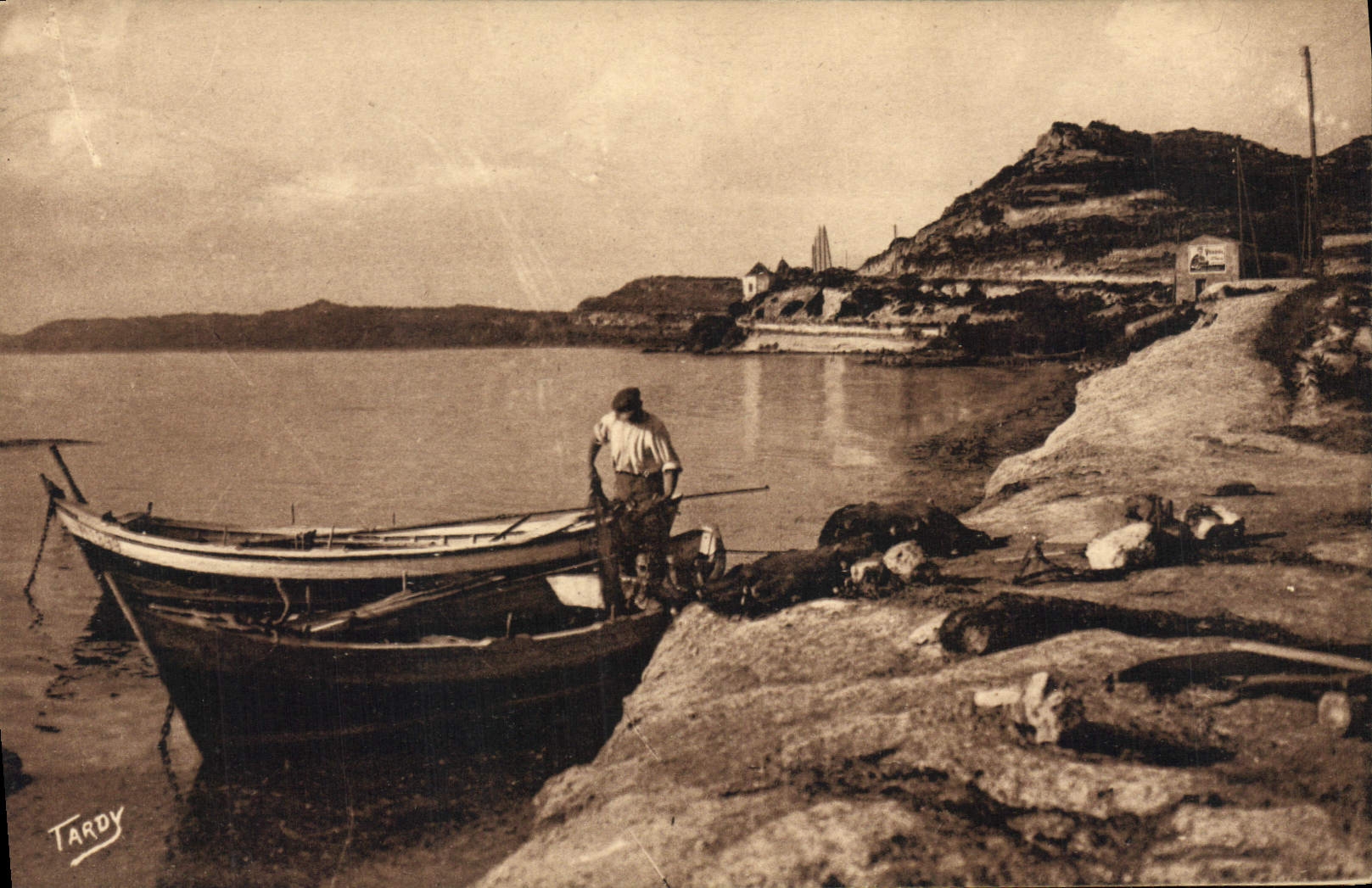 CPA Sites de Provence Littoral de Marseille Bords de l'Etang de Berre Au fond la Route de St Chamas
