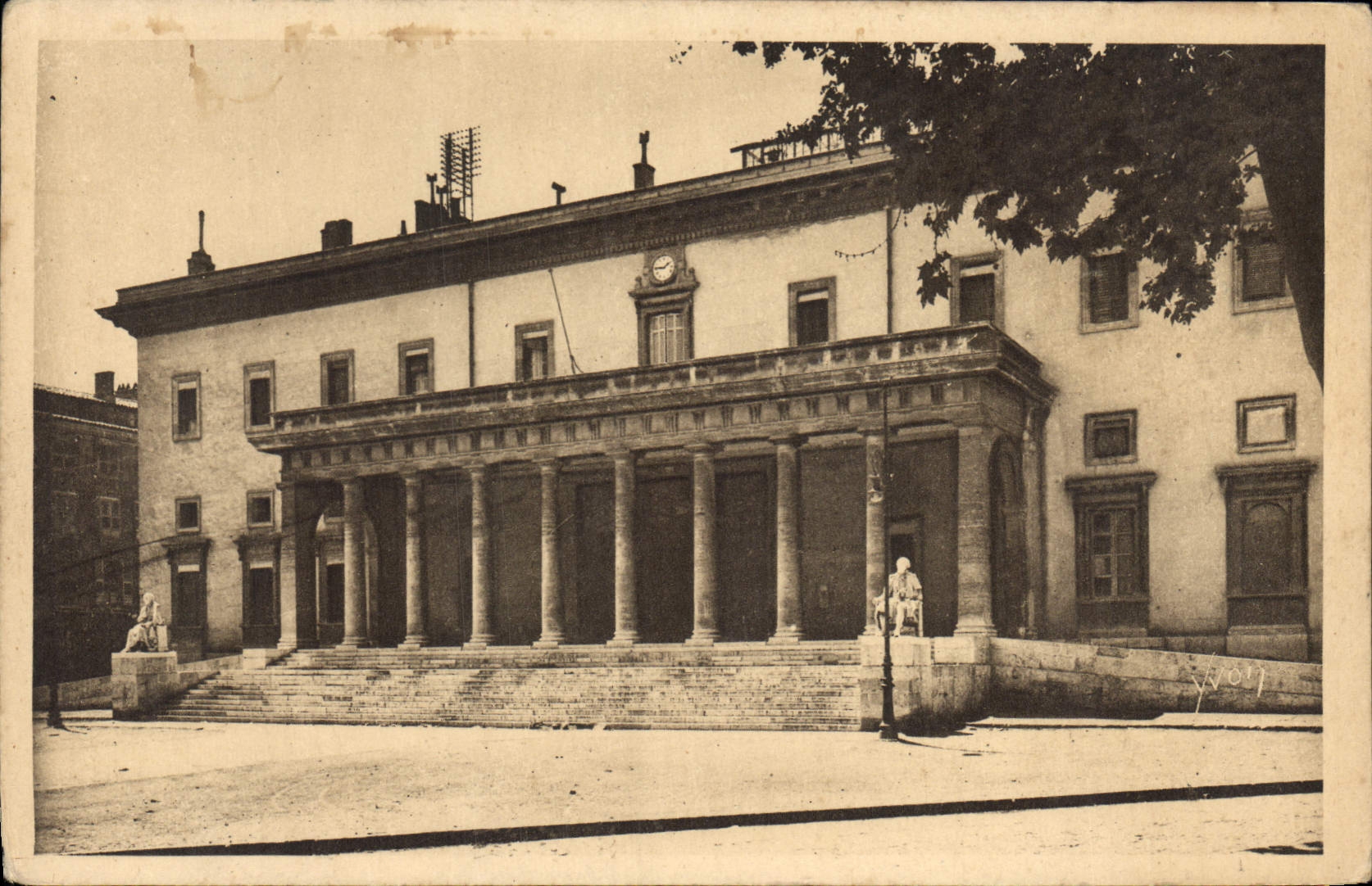 CPA La Douce France Aix en Provence Le Palais de Justice 