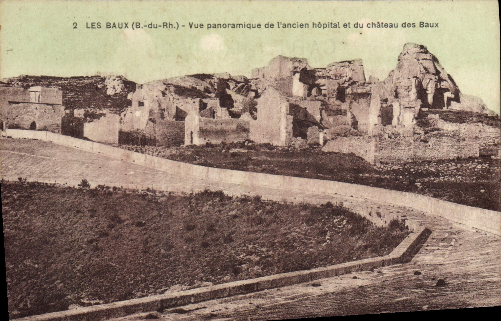CPA Les Baux Vue panoramique de l'ancien hopital et du chateau des Baux