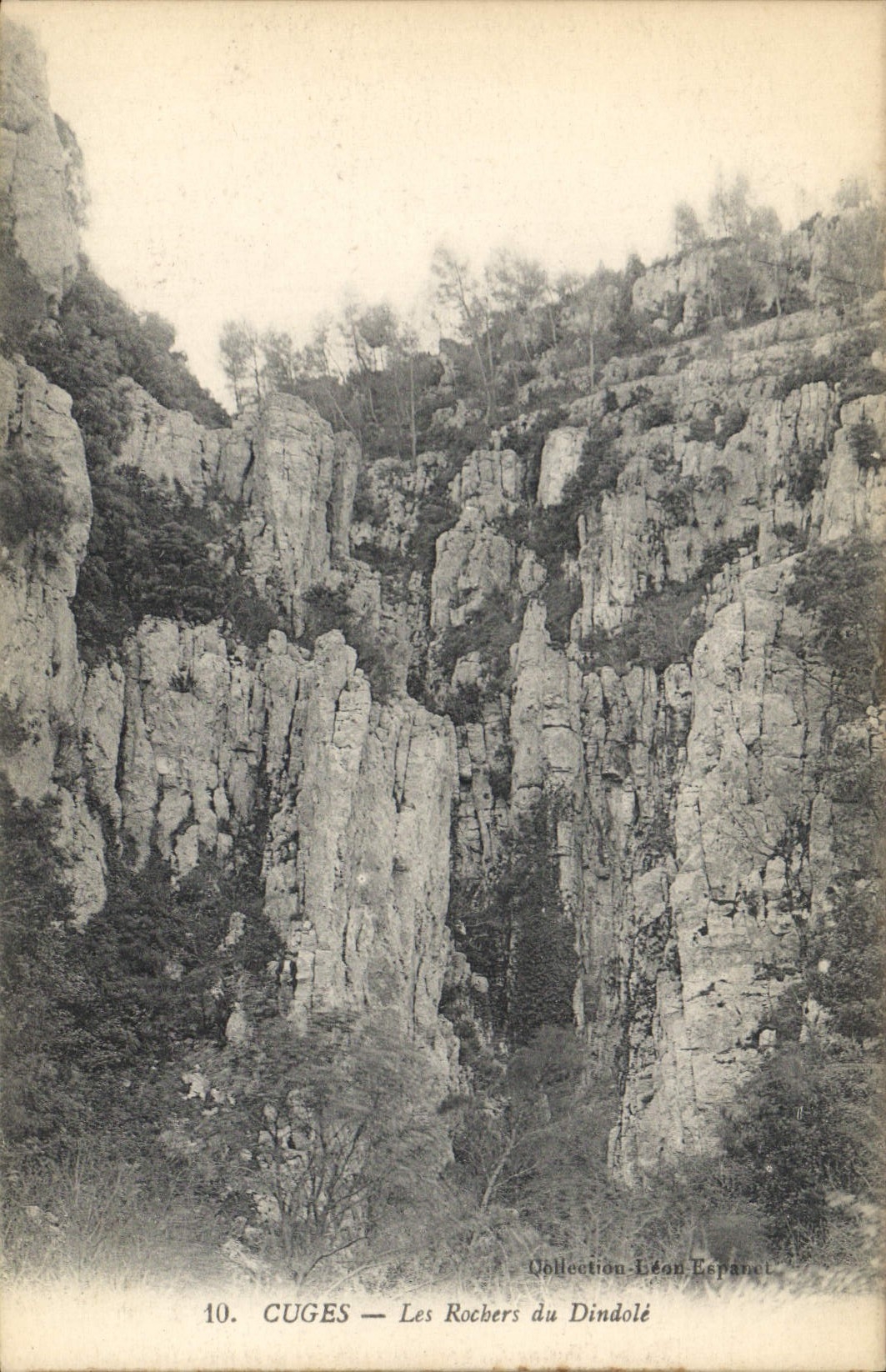 CPA Cuges Les Rochers du Dindole 