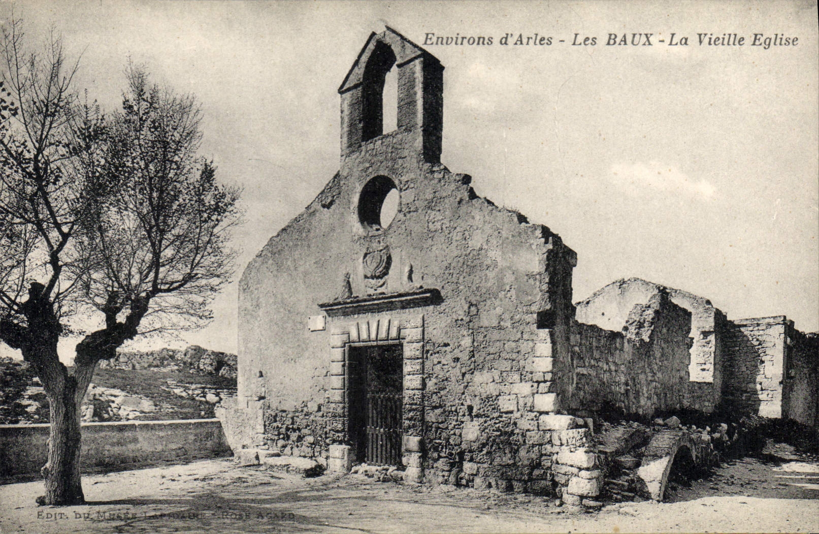 CPA Environs d'Arles Les Baux La Vieille Eglise 