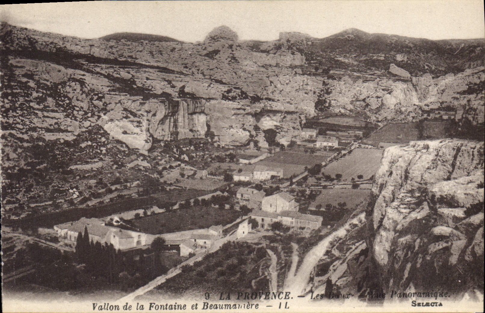 CPA La Provence Baux Vue panoramique Vallon de la Fontaine et Beaumaniere