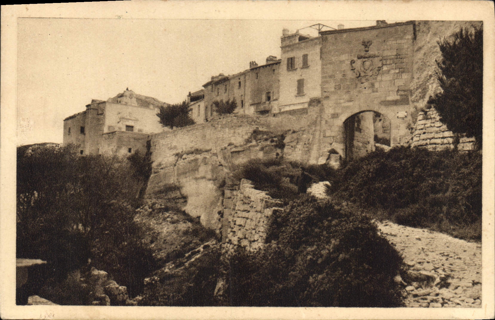 CPA Les Baux Les Remparts Entree par la porte d'Eyguieres 