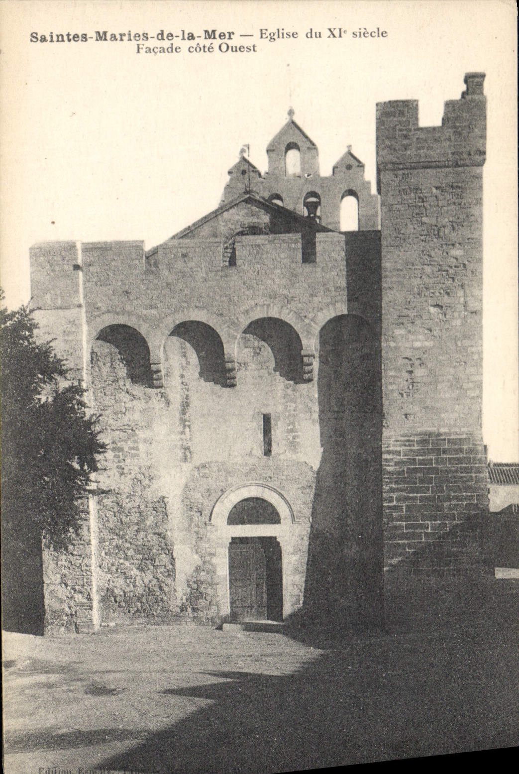 CPA Saintes Maries de la Mer Eglise du XI siecle Facade cote Ouest