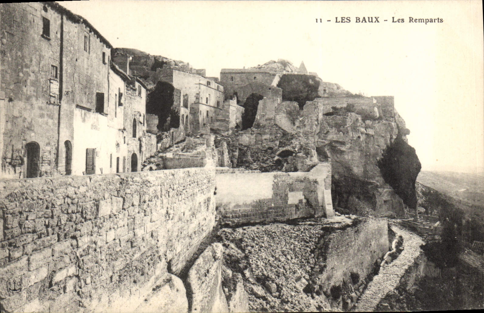 CPA Les Baux Les Remparts 