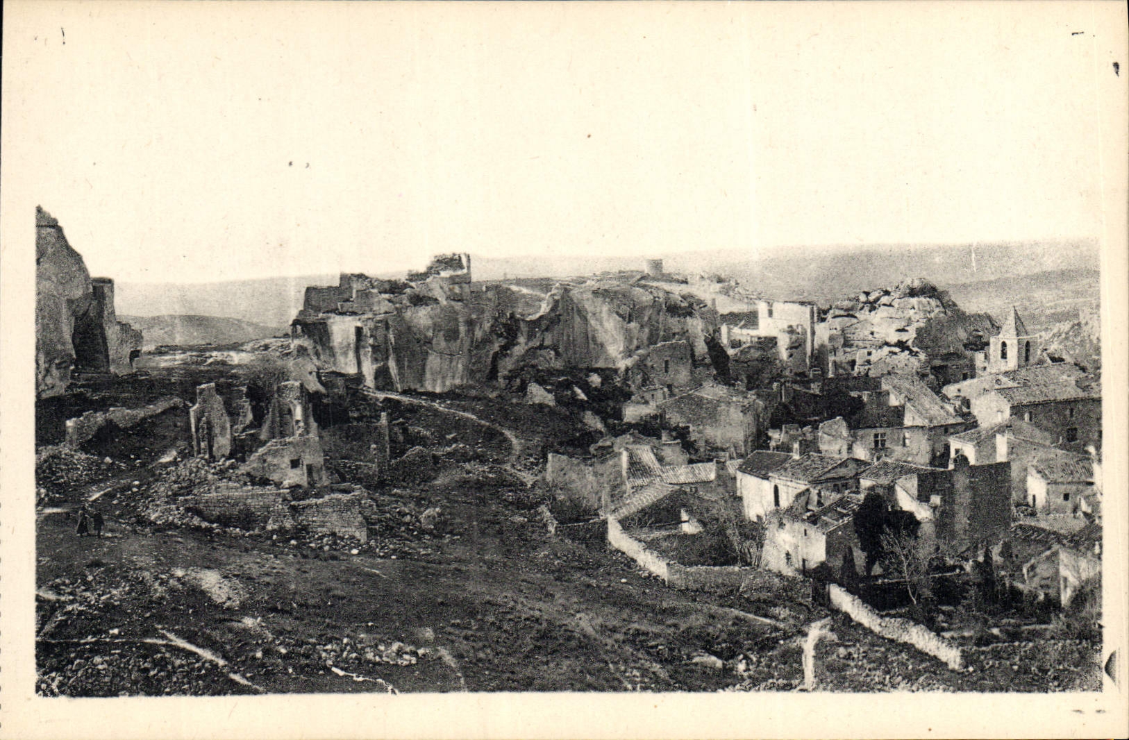 CPA Les Baux A gauche Tour Sarrazine 