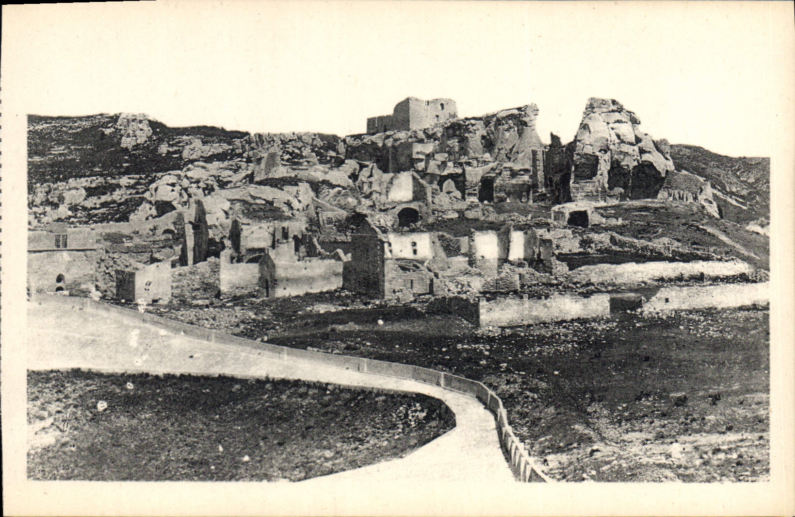 CPA Les Baux Vue panoramique des ruines de l'ancien Hopital de l'eglise St Blaise XII siecle