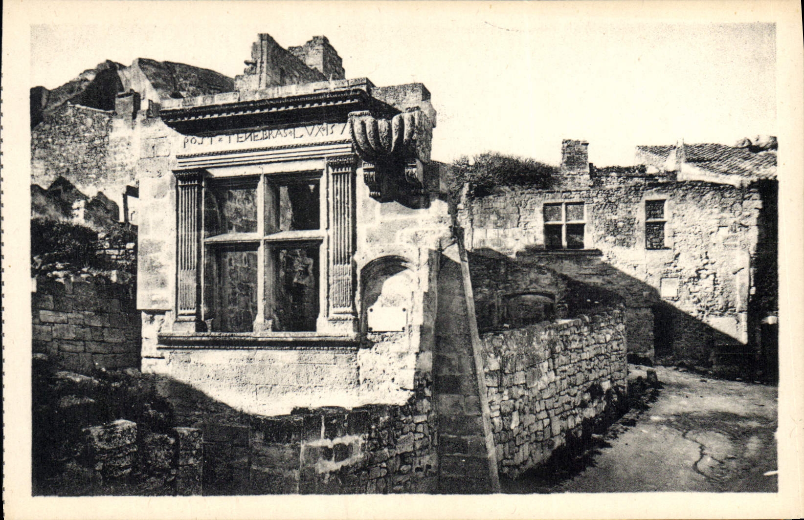 CPA Les Baux Restes d'un temple protestant Fenetre Reneissance