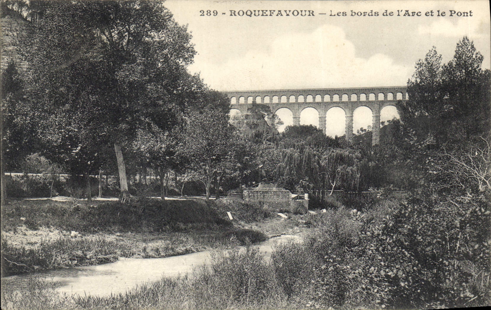 CPA Roquefavour Les bords de l'Arc et le Pont