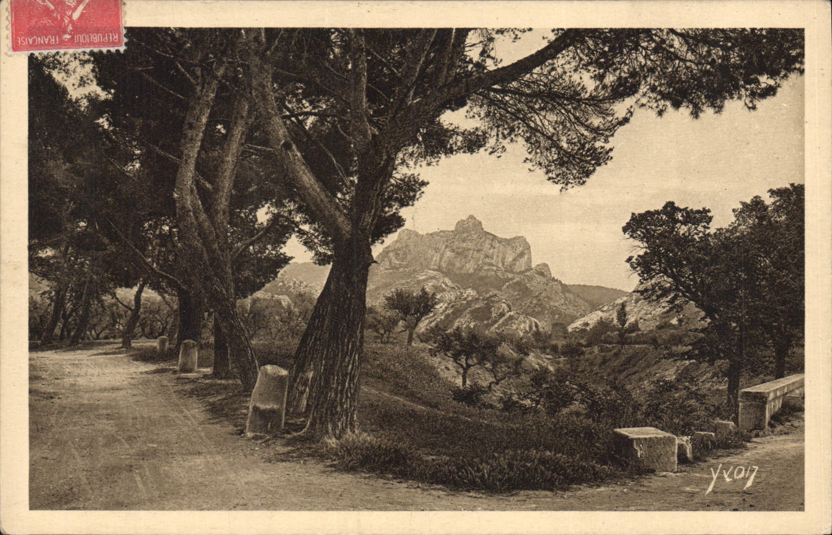 CPA La Douce France Paysages et Pierres de Provence Les Alpilles vues de la Route de St Remy aux Bau