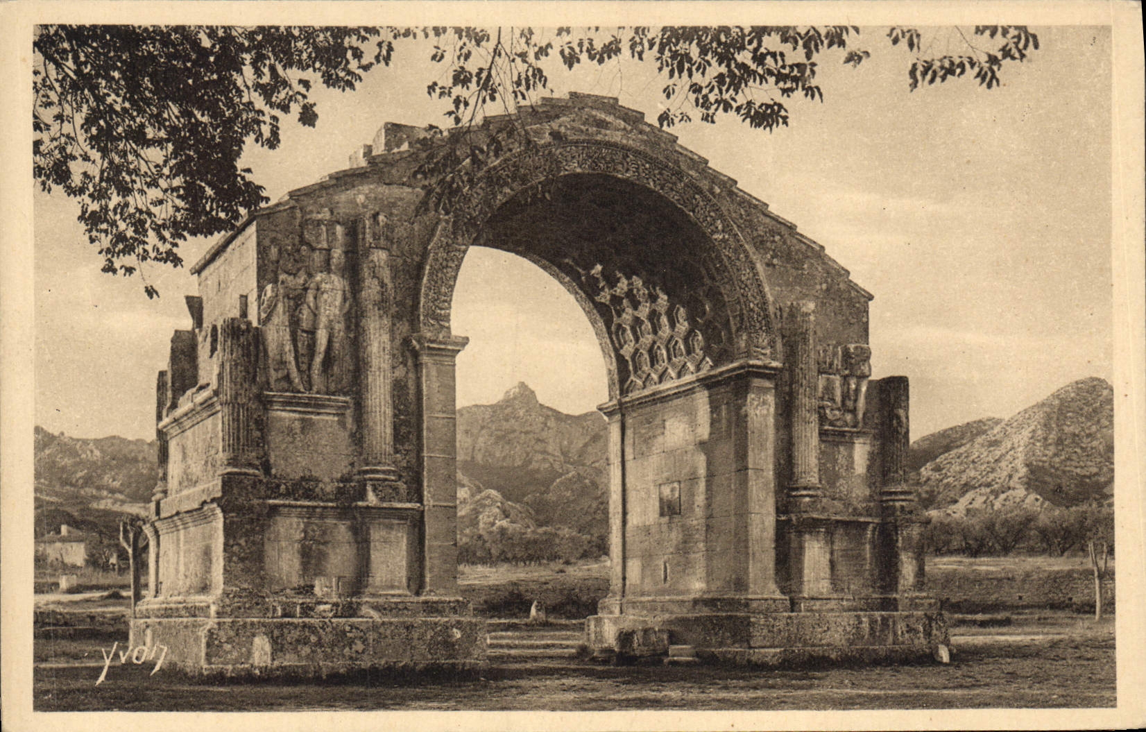 CPA Paysages et Pierres de Provence Monument romain a Saint Remy de Provence Plateau des Antiquites 