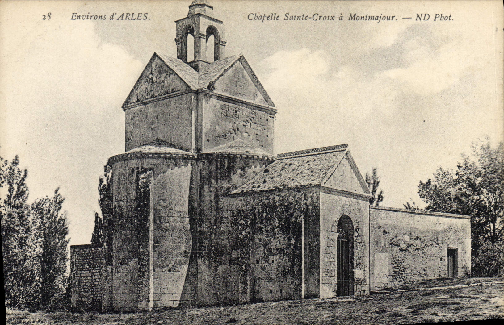 CPA Environs d'Arles Chapelle Sainte Croix a Montmajour 