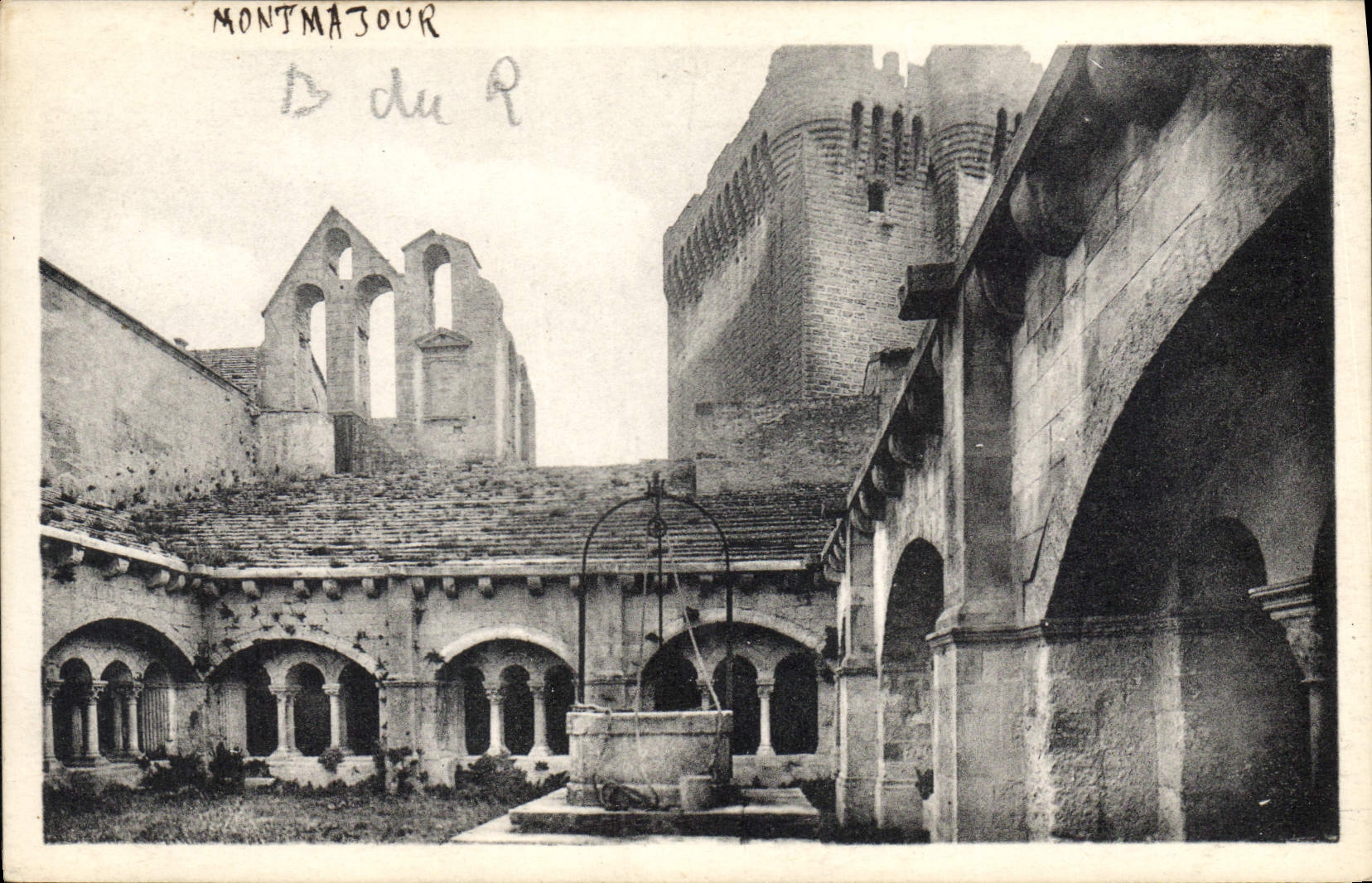 CPA Montmajour Cour du Cloitre Clocher XIV siecle et Tour XIII siecle 