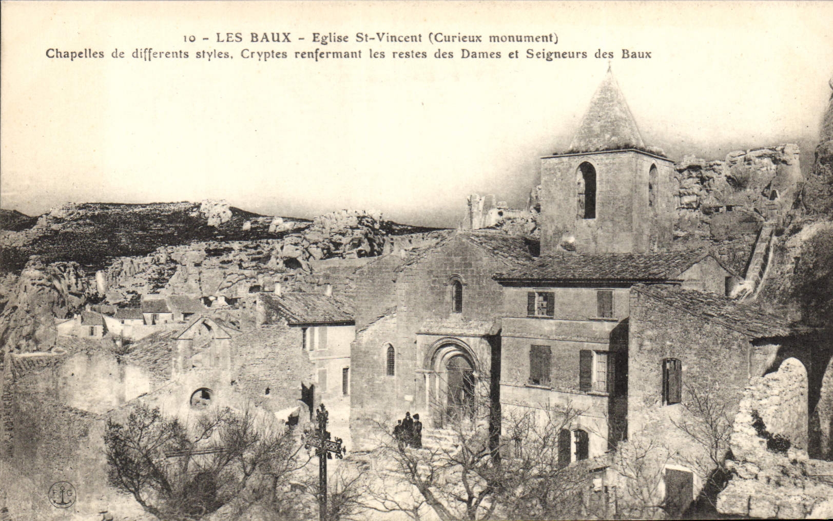 CPA Les Baux Eglise St Vincent Curieux monument 