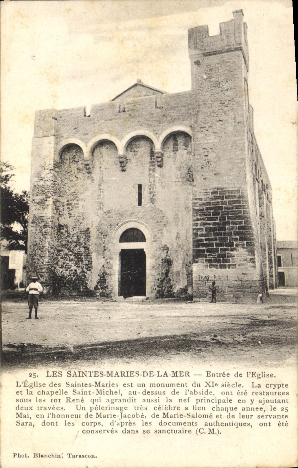 CPA Les Saintes Maries de la Mer Entree de l'Eglise 