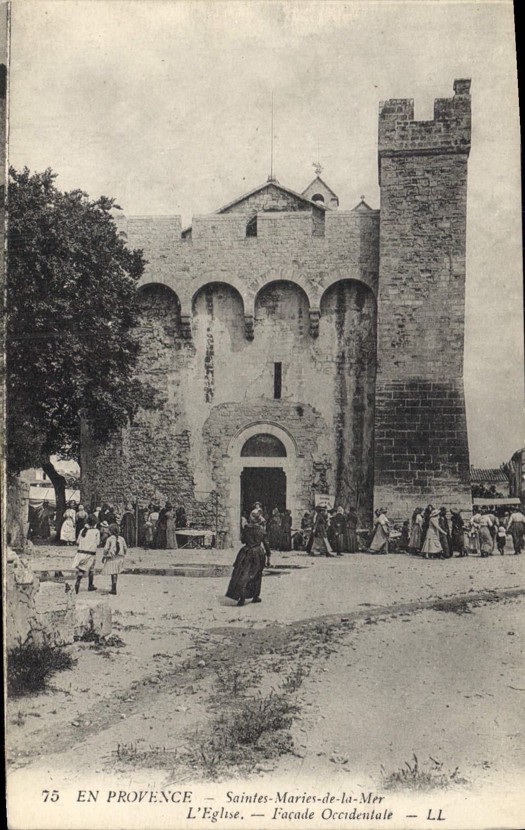 CPA En Provence Saintes Maries de la Mer l'Eglise Facade occidentale