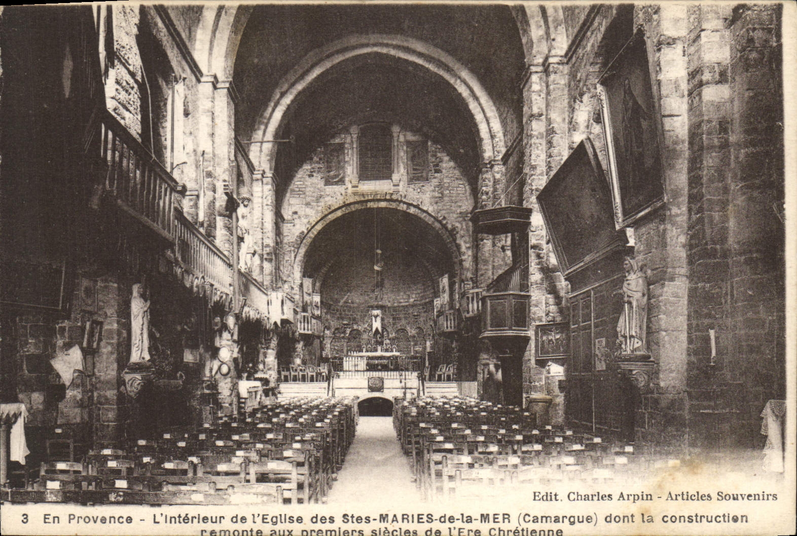 CPA En Provence L'Interieur de l'Eglise des Stes Maries de la Mer Camargue