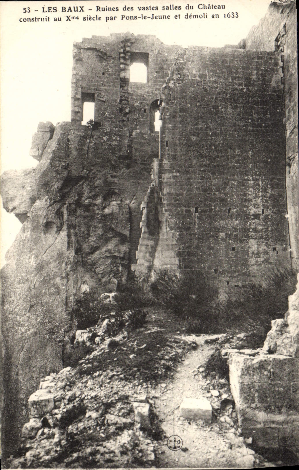 CPA Les Baux Ruines des vastes salles du Chateau construit au X siecle par Pons le Jeune et demoli e