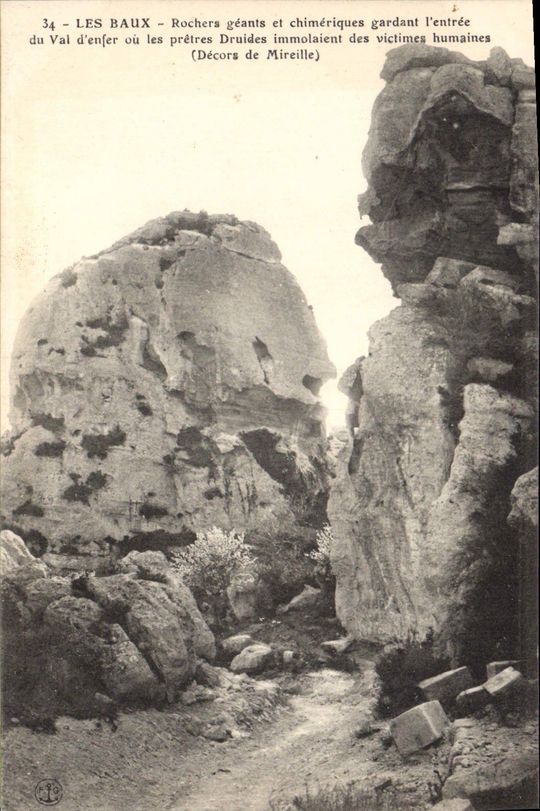 CPA Les Baux Roches Geants et Chimerique gardant l'entree du val d'enfer ou les pretes Druides immol