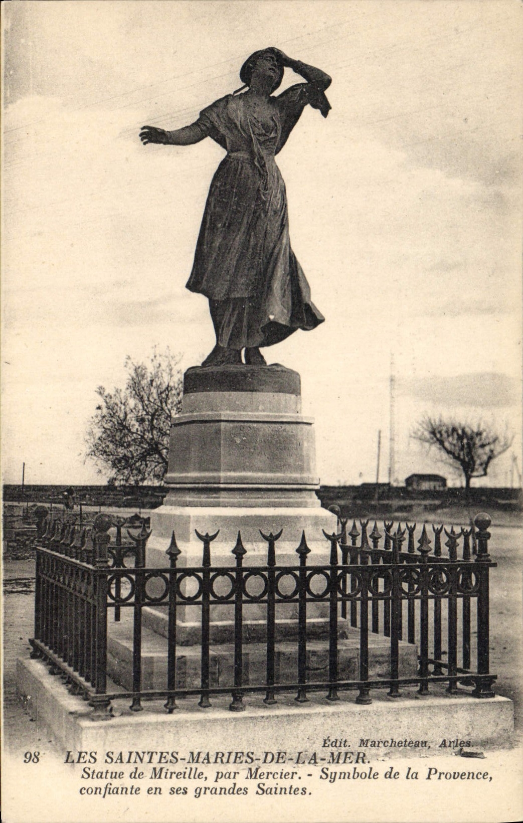 CPA Les Saintes Maries de la Mer Statue de Mireille par Mercier Symbole de la Provence confiante en 