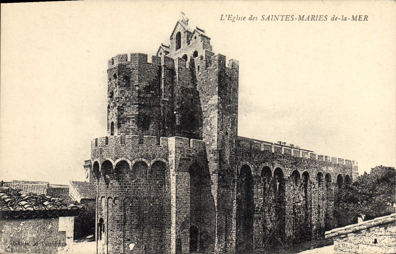 CPA L'Eglise des Saintes Maries de la Mer 