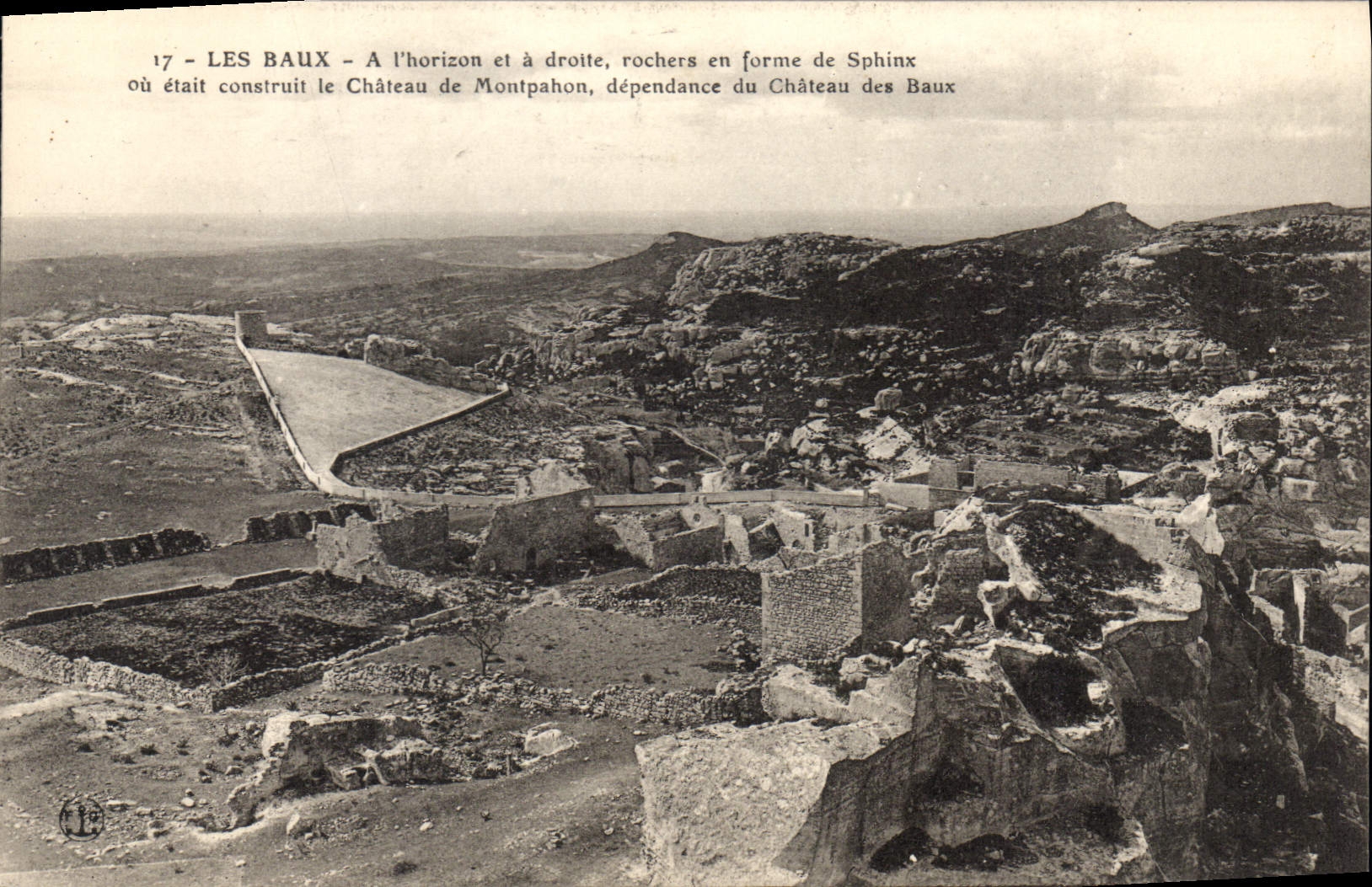CPA Les Baux a l'horizon et a droit roches en Forme de Sphinx ou etait construit le chateau de Montp