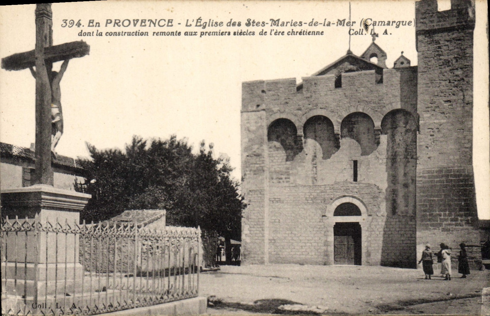 CPA En Provence l'eglise des Stes Maries de la Mer Camargue dont la construction remonte aux premier