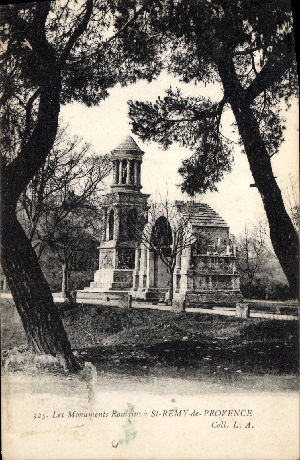 CPA Les Monuments Romains a St Remy de Provence