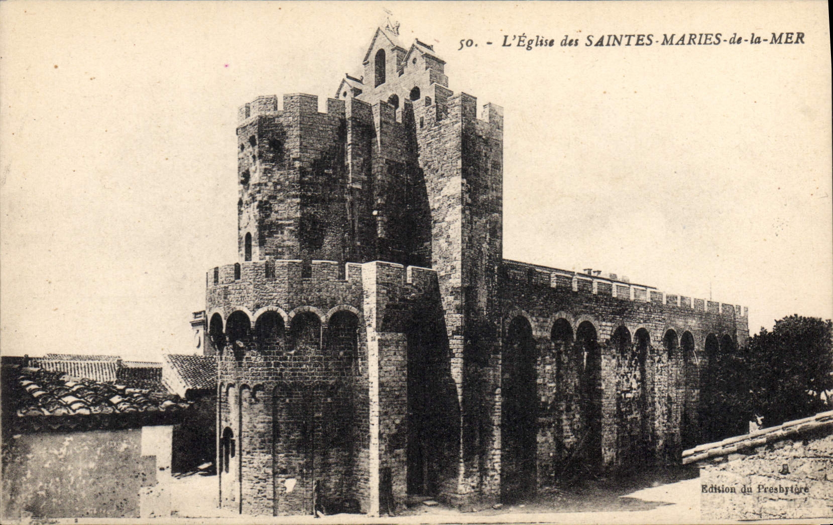 CPA L'Eglise des Saintes Maries de la Mer