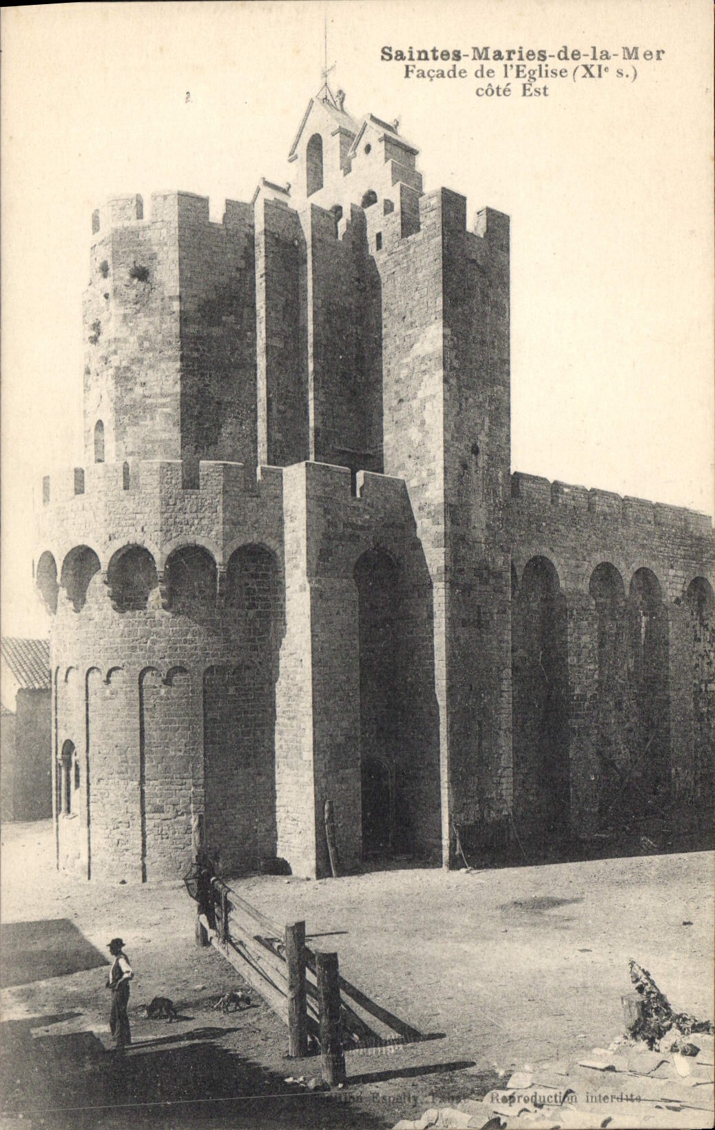 CPA Saintes Maries de la Mer facade de l'Eglise XI cote Est