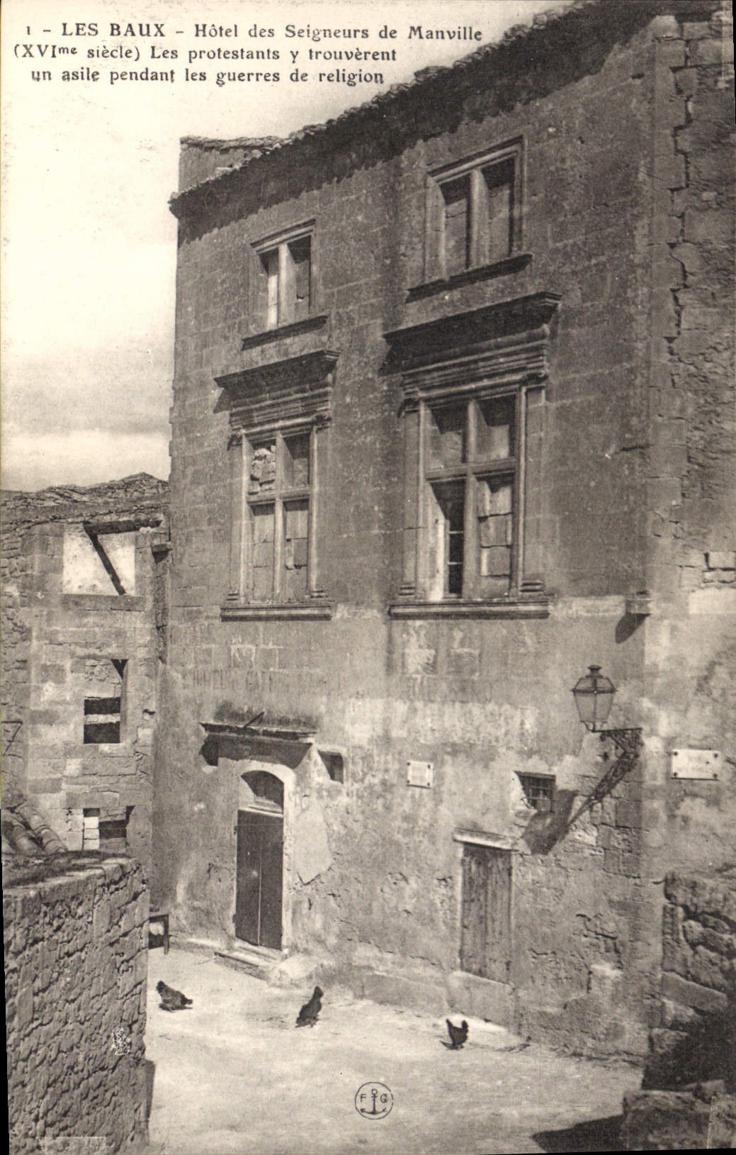 CPA Les Baux Hotel des Seigneurs de Manville XVI siecle 