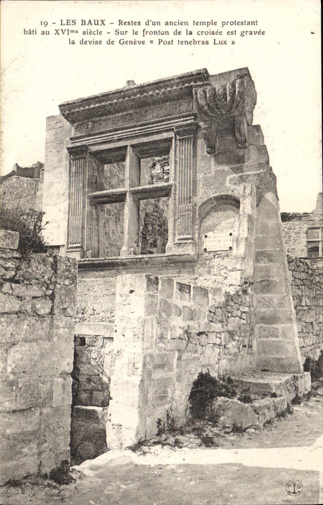 CPA Les Baux Restes d'un ancien temple protestant bati Sur le fronton de la croisee est gravee la de