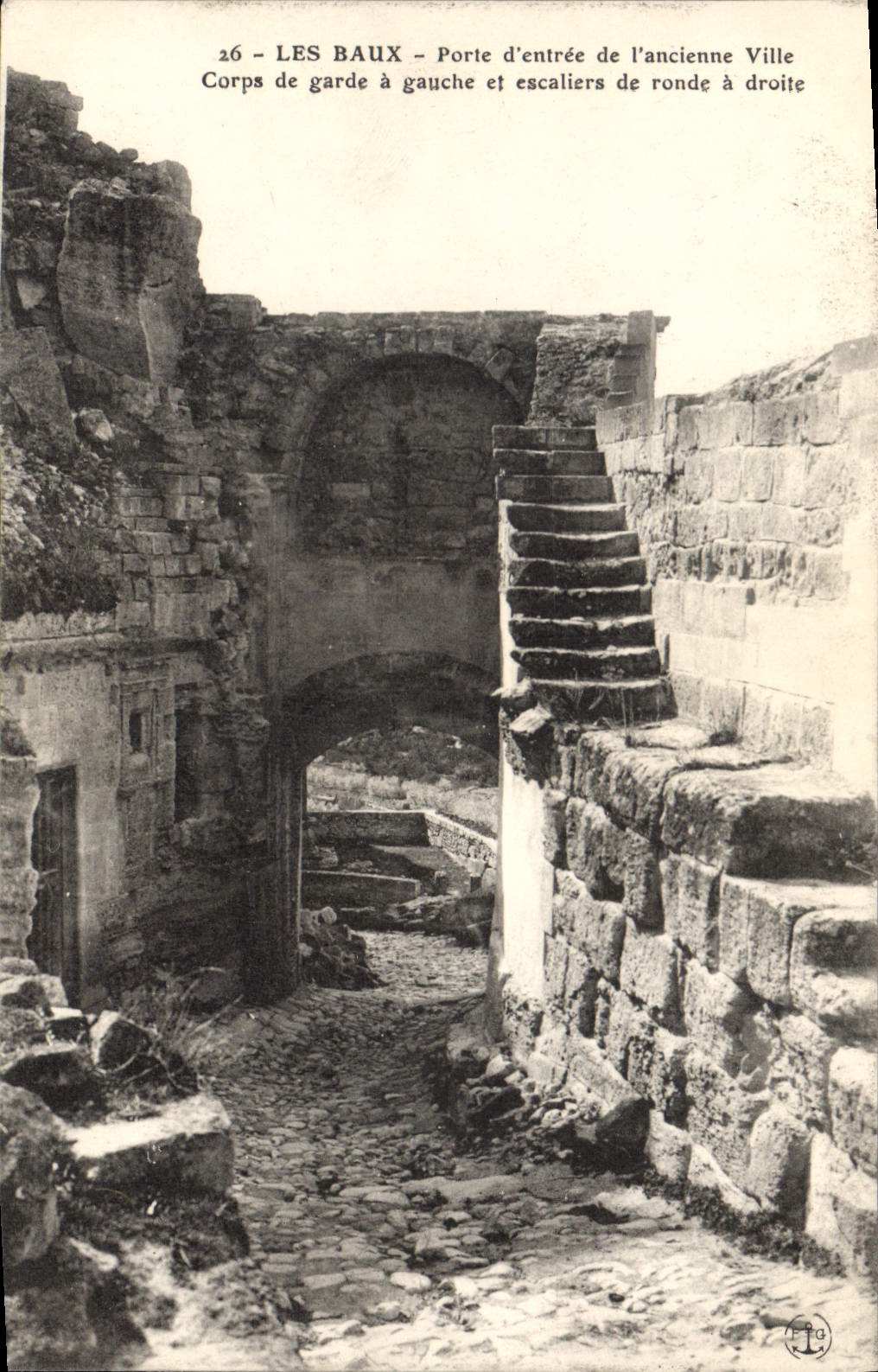 CPA Les Baux Porte d'entree de l'ancienne Ville Corps de garde a gauche et escaliers de ronde a droi