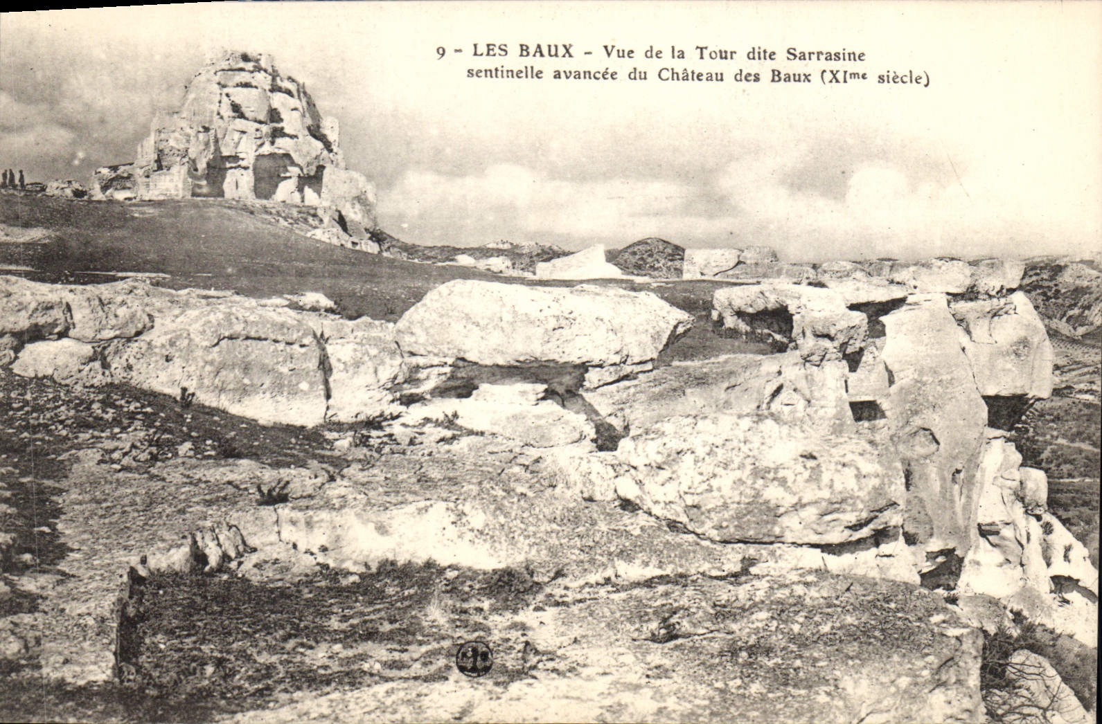 CPA Les Baux Vue de la Tour dite Sarrasine sentinelle avancee du Chateau des Baux 