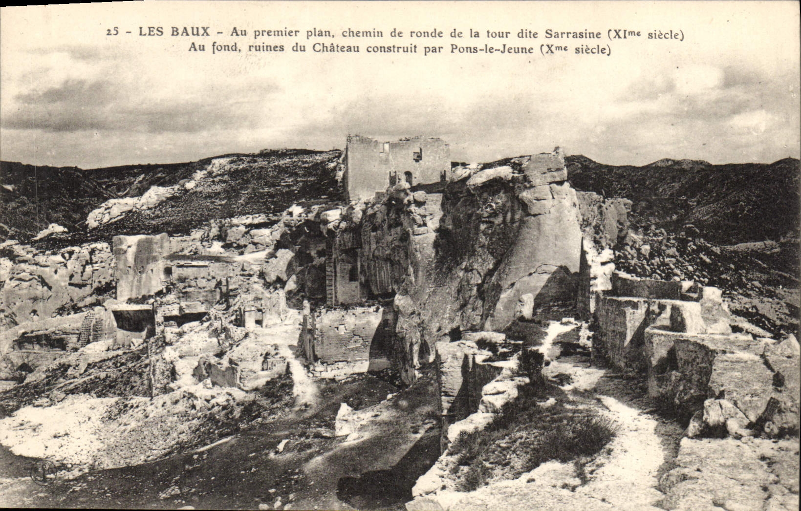 CPA Les Baux Au premier plan chemin de ronde de la tour dite Srassine Au fond ruines du Chateau cons