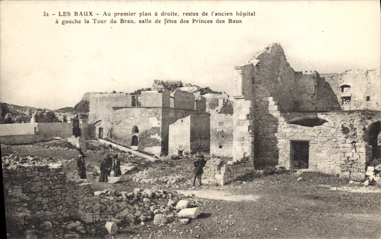 CPA Les Baux Au premier plan a droite restes de l'ancien hopital a gauche la Tour du Brau salle de f