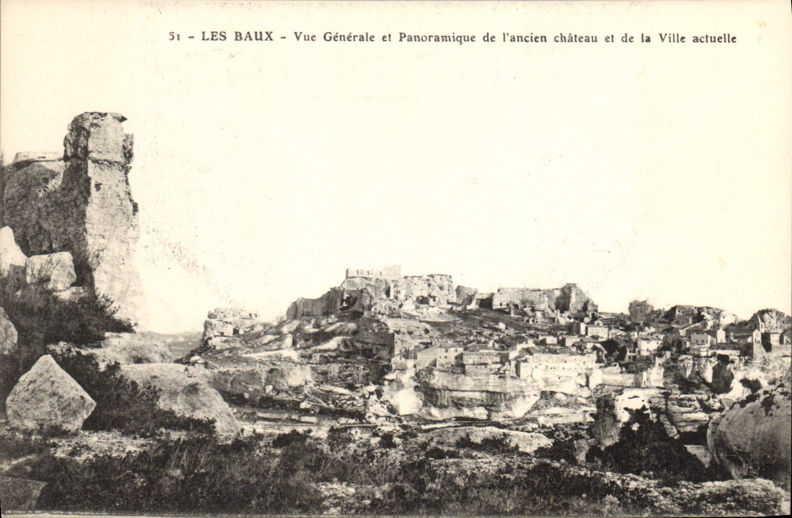 CPA Les Baux Vue Generale et Panoramique de l'ancien chateau et de la Ville actuelle 