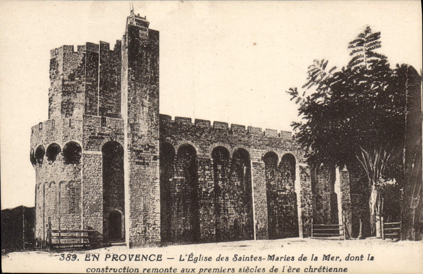 CPA En Provence L'Eglise des Saintes Maries de la Mer dont la construction remonte aux premiers siec