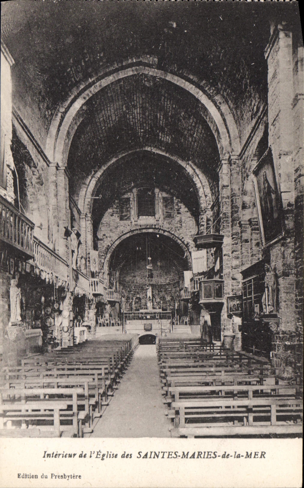 CPA Interieur de l'Eglise des Saintes Maries de la Mer