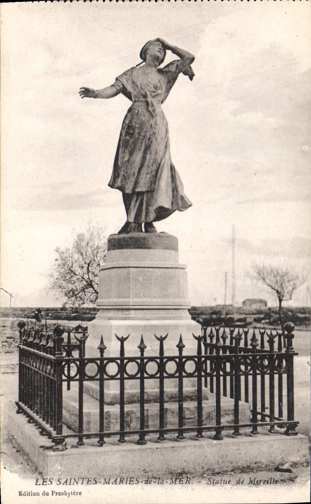 CPA LES Saintes Maries de la Mer Statue de Mireille