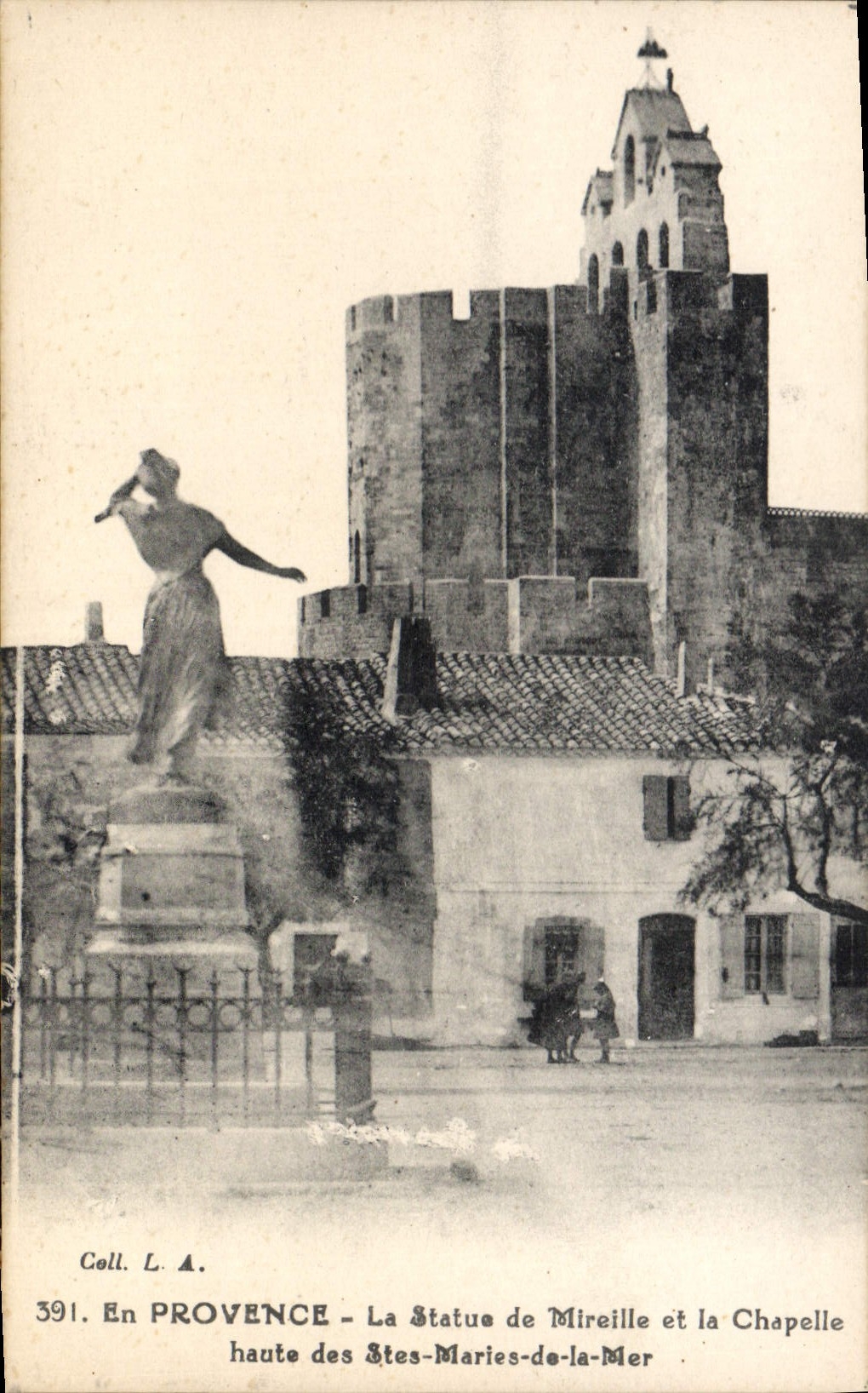 CPA En Provence La Statue de Mireille et la Chapelle haute des Stes Maries de la Mer