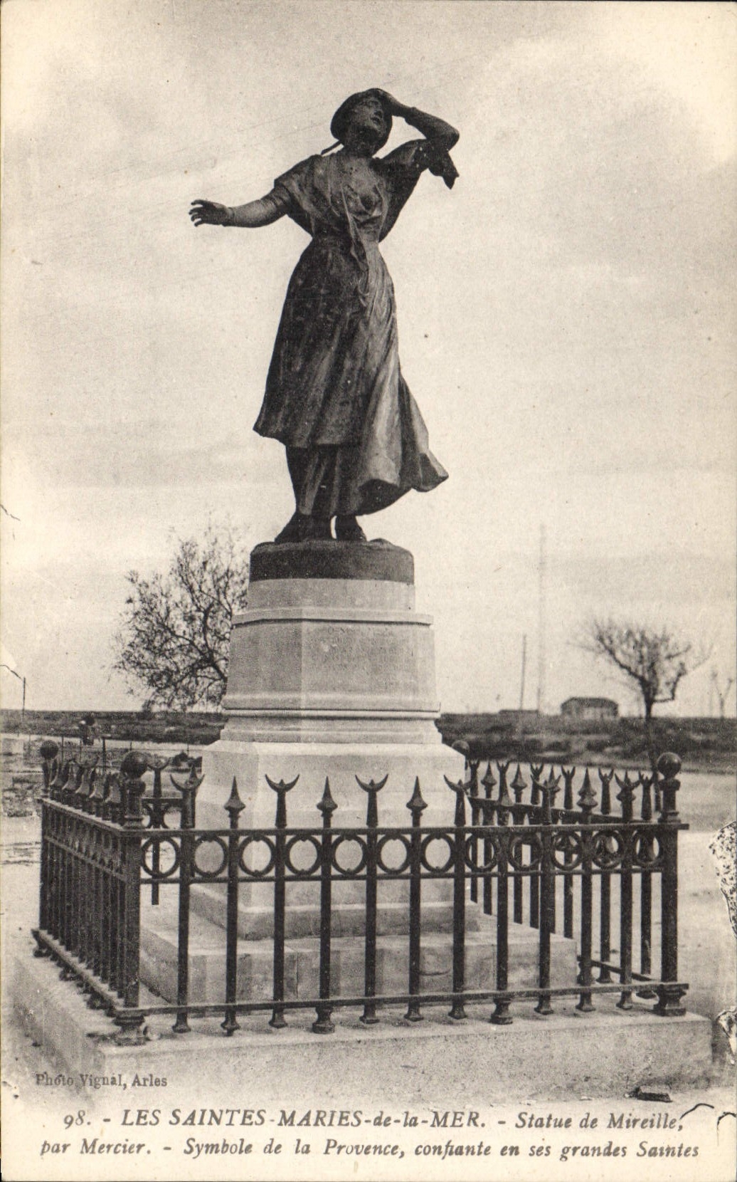 CPA Les Saintes Maries de la Mer Statue de Mireille par Mercier 